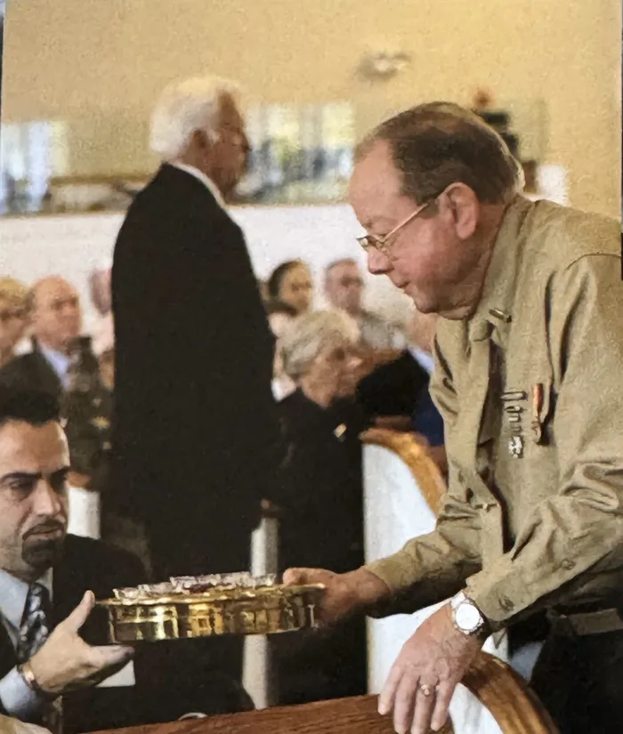 Hark Serving communion